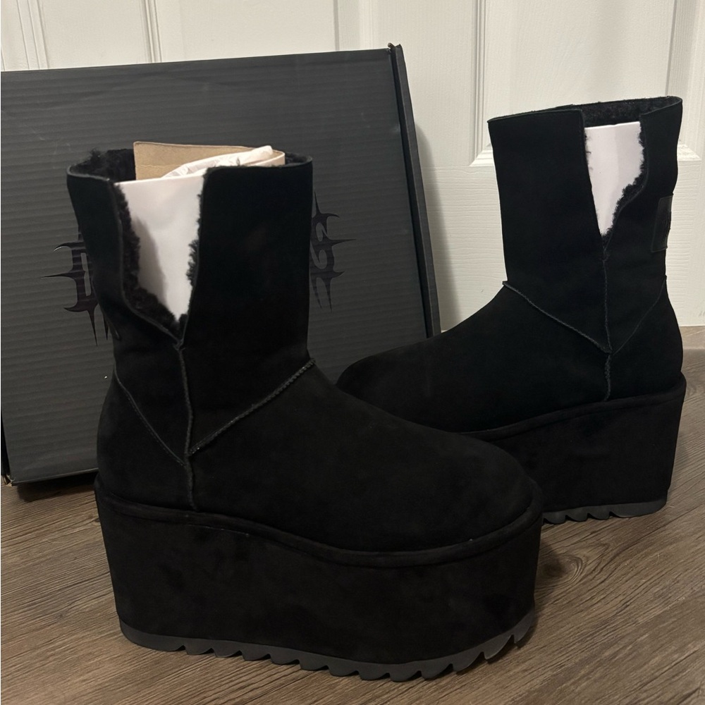 NIB Dolls Kill / Dark Wavs Black Fleece Lined Suede Platform Boots